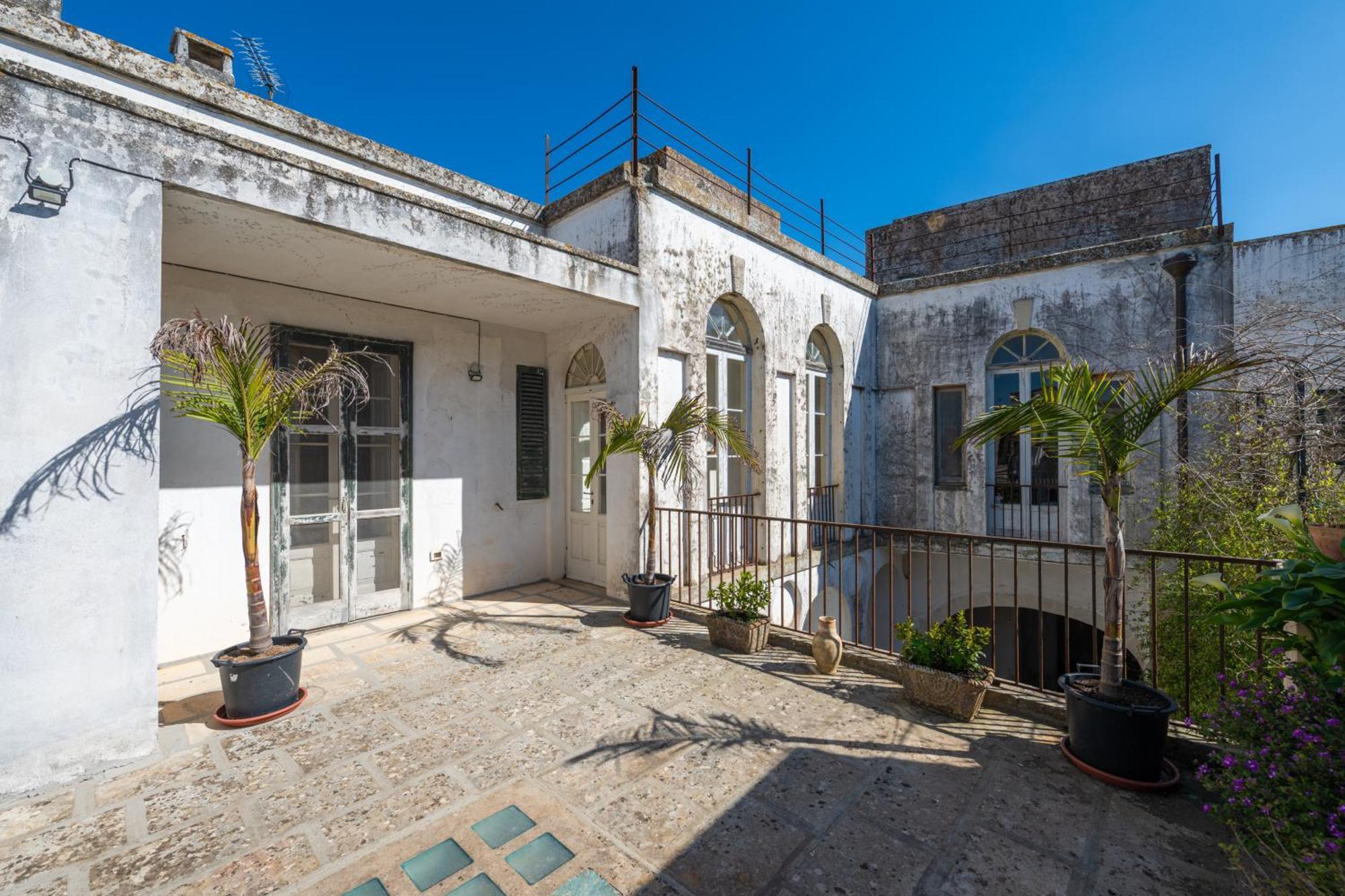 Palazzo Rizzo Hotel Spongano Exterior photo